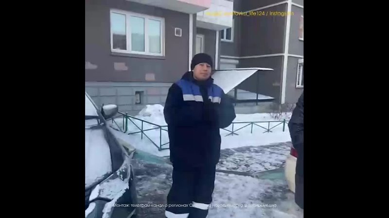 Красноярский дворник просто так чистит машины от снега во дворе