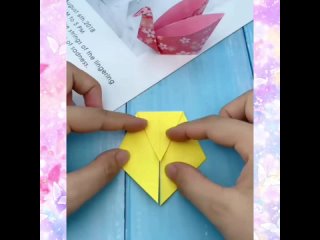 Прекрасный лебедь из цветной бумаги в технике оригами