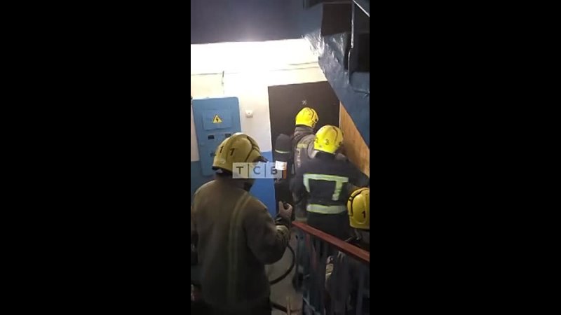 Пожарные ломают дверь где задыхается пенсионерка