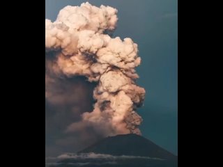 Захватывающие кадры извержения вулкана Агунг на остро
