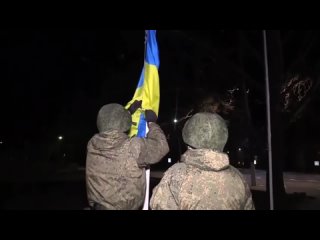 Спуск укро-флага в Мелитополе (27/28 февраля 2022) :