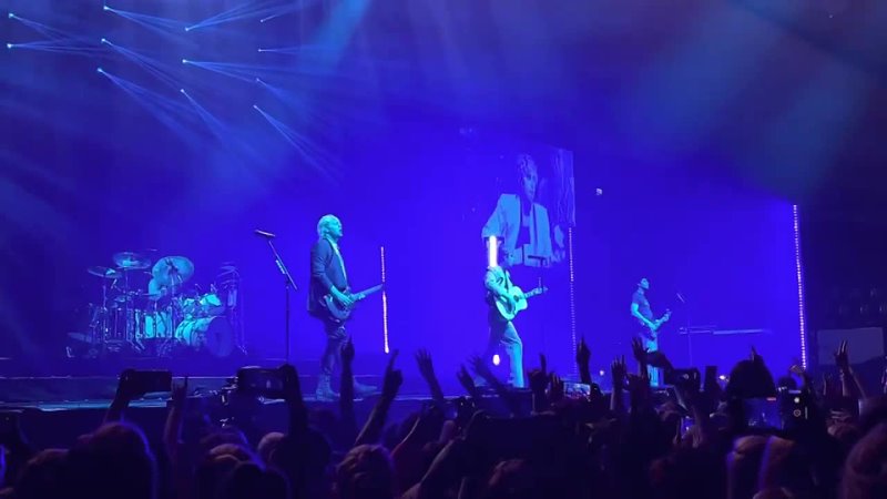 5 seconds of summer - lover of mine (take my hand tour, london)