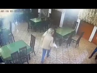 Видео нападения на официантку