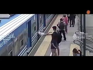Упала под поезд