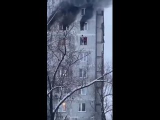 парни через окно спасли москвичку из полыхающей квартиры