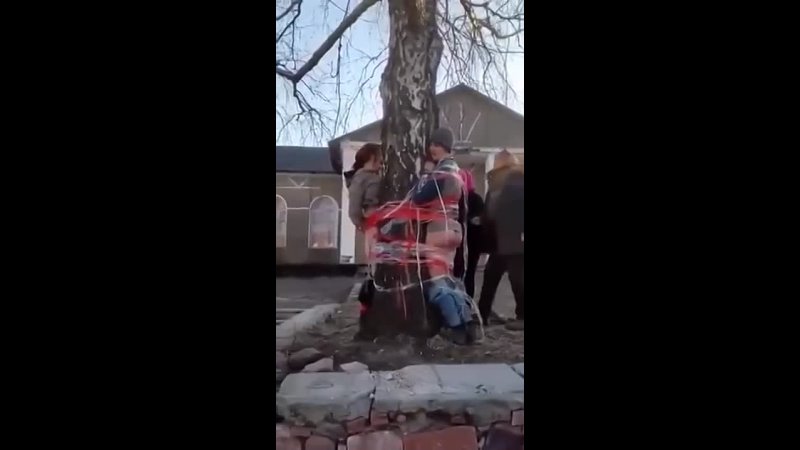  Mädchen (vermeidliche Diebe) v. ukr. Soldaten an Baum gefesselt. Jeder darf zuschlagen
