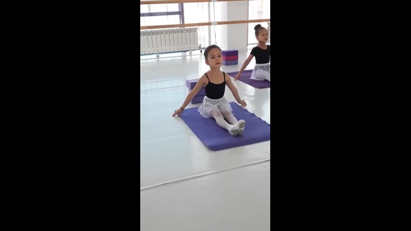 Little ballerina Ailina,  первый открытый урок в балетной школе  часть 2