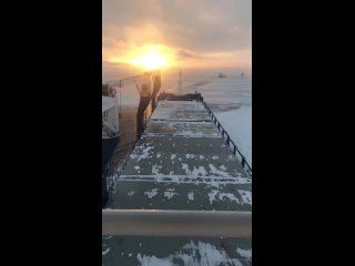 «Мыс Желания» следует за ледоколом «Диксон» в Белом море на подходе к порту Архангельск 😍 Видео - ecoshipping👏