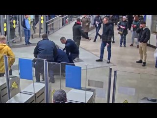 Десантник одним ударом уложил угрожавшего пассажирам в петербургском метро мужчину