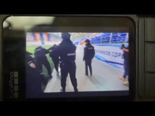 Скандал на футболе. Полиция задержала футболиста «Амкала» после матча в Новосибирске