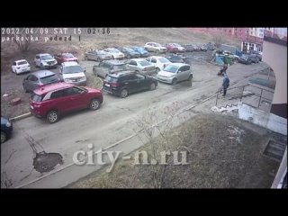 Самокатчики влетели в автомобиль в Новокузнецке