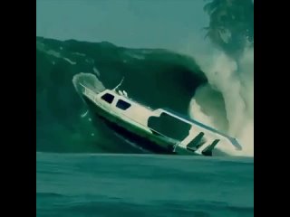 Лодке попавшей в ураган очень сложно справиться с его мощностью.