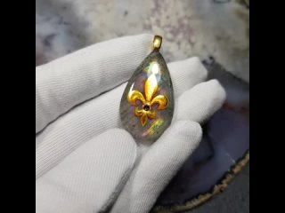 Кулон с золотым символом французская лилия на лабрадорите