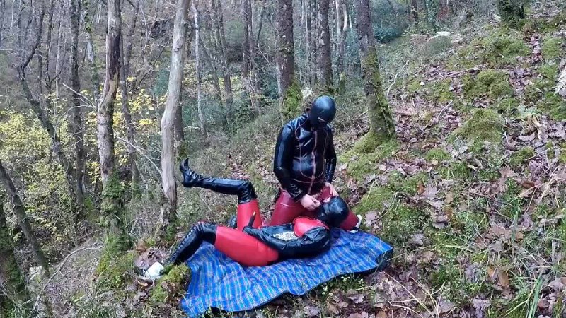 Amateur couple sex in latex rubber outfits face fuck outdoors in forest cum on
