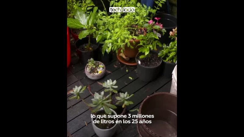 Hombre bebe agua de lluvia en el grifo de casa