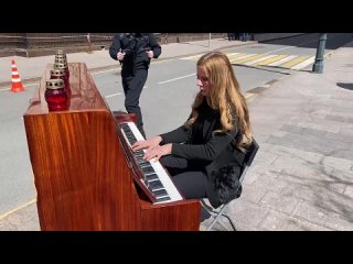 Прямо сейчас американская пианистка украинского происхождения Валентина Лисица в Москве