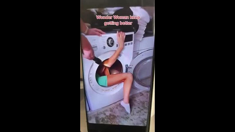 Девушка застряла в стиральной машине