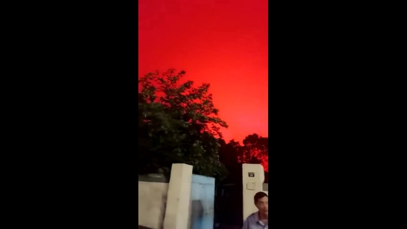 Жуть Над Китаем повисло красное небо но этому есть объяснение