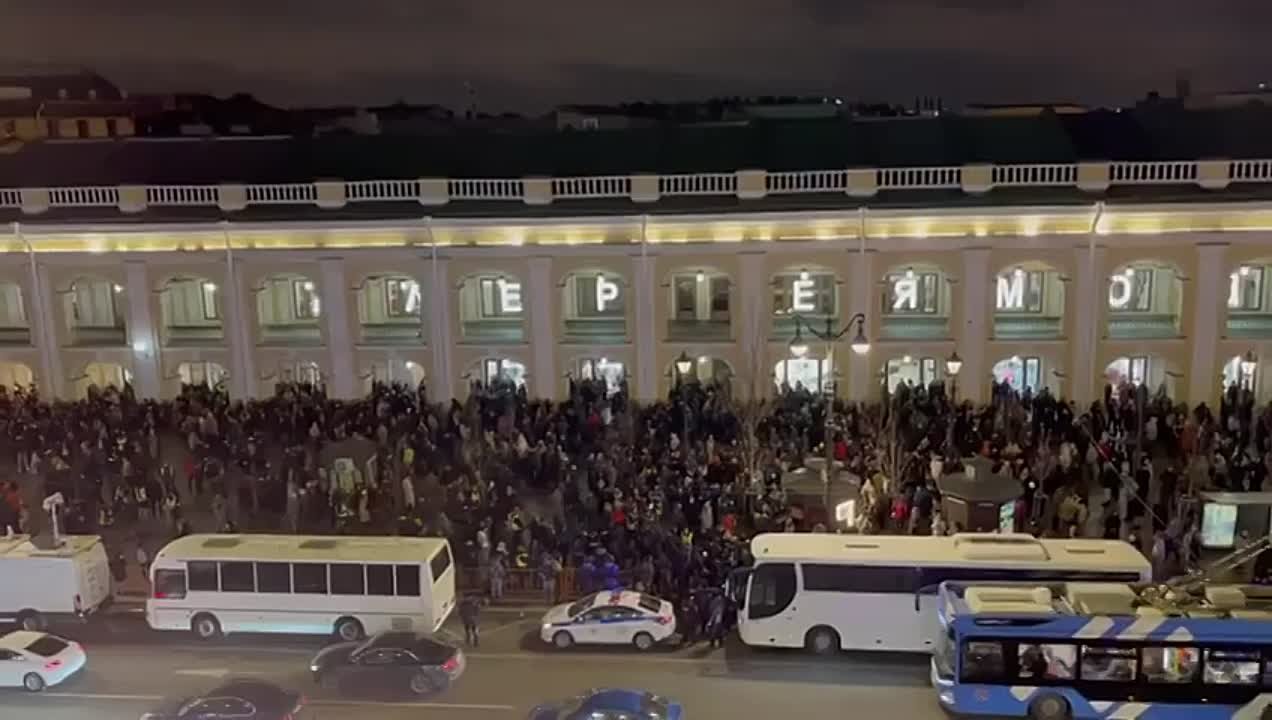 Питер 24.03 23. Митинги в Санкт-Петербурге сейчас. Протесты в Санкт-Петербурге сейчас. Митинги в Питере против войны. Санкт-Петербург много людей.