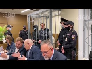 Веселый Захарченко во время суда