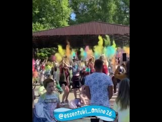 Фестиваль красок 💜💛💚🧡💙В Ессентуках на озере сегодня очень жарко 🥵 и ярко🎉🎨 
Кто был там?