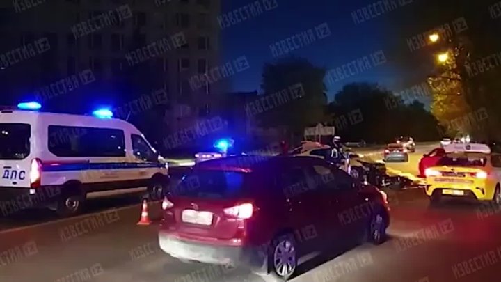 На Кольской улице поздним вечером мотоциклист погиб после столкновения с такси
