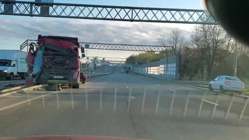 Самосвал врезался в отбойник после столкновения с грузовым фургоном во Владимире