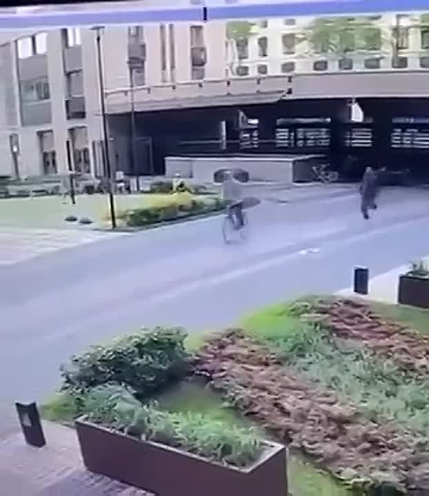 В Москве сотрудник Росгвардии умудрился догнать парня, который угнал велосипед!