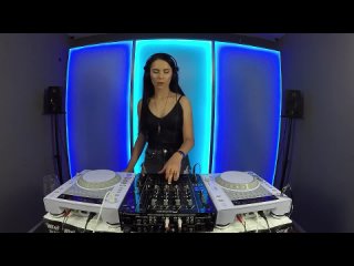 Noemi Black - Technical Vibe 101 // August 2020 // Techno