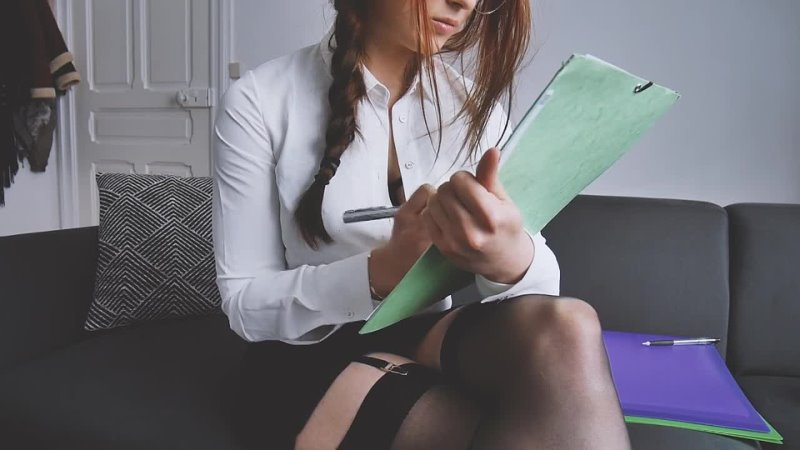 Девушка с черным маникюром мастурбирует в соло Девушка с черным маникюром мастурбирует в соло