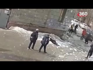 Глыба льда упала на голову женщины в Новосибирске