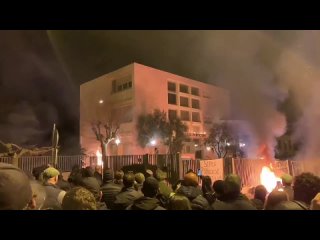 Des cocktails Molotov lancés contre la sous-préfecture de Calvi. Situation explosive en Corse. #YvanColonna.