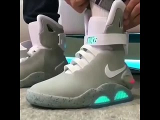 Самозашнуровывающиеся кроссовки NIKE