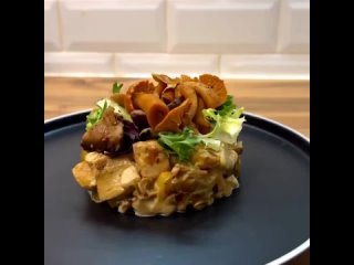 Тёплый салат с белыми грибами и куриным филе