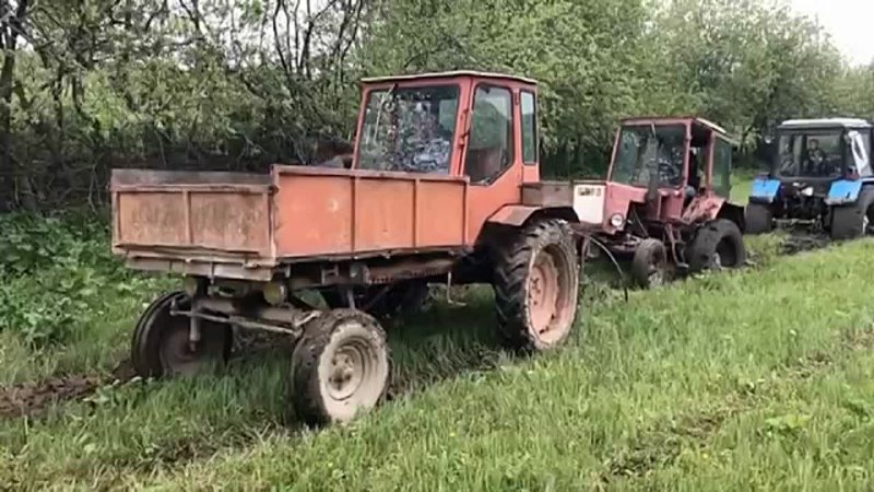 Засадили все 4 трактора в грязи