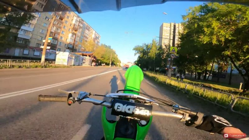 На заднем колесе по городу за рулём мотоцикла КХ85