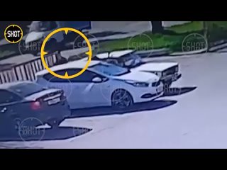 В Нальчике батя заставил свою 12-летнюю дочь отдирать наклейку Z с чужой машины на парковке