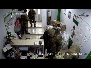 Сбежавшие из Киевской области российские солдаты-мародеры, штурмуют курьерские доставки, чтобы отправить домой награбленное.