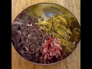 Очень сытный, необычный и, конечно же, вкусный салат!! - Салат “Берлинский“, берем в копилку