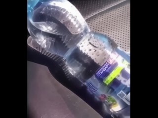 Бутылка с водой в салоне🤔