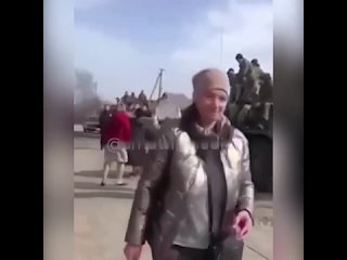 Украинские жители встречают российских солдат !