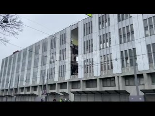 Здание бывшего Невского завода частично обрушилось на дорогу
