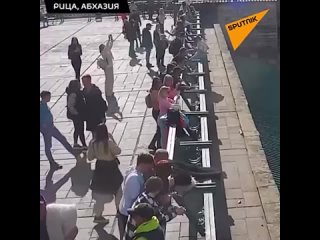Туристы на озере Рица