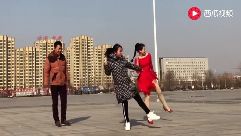 Танцующая девочка превзошла свою учительницу