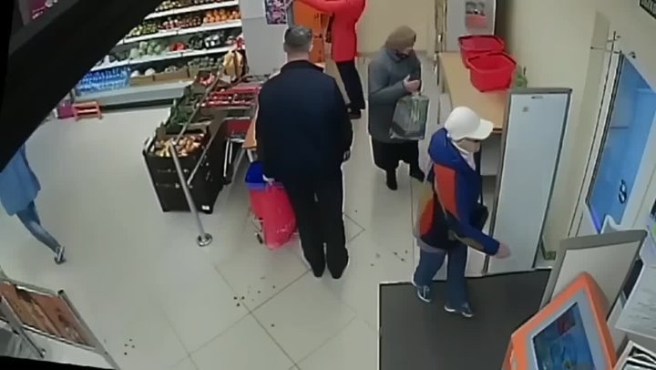 В Беларуси женщина зашла в магазин и заметила, что бабушка поставила свои продукты на стол и отвернулась.