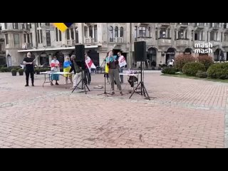 На митинге в Грузии украинка учит русских правильному поведению