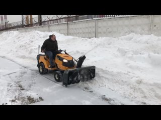 Шнекороторный снегоуборщик на садовом тракторе CUB CADET LT3