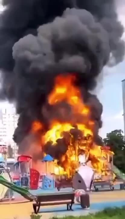 В Новой Москве полностью сгорела детская площадка!
