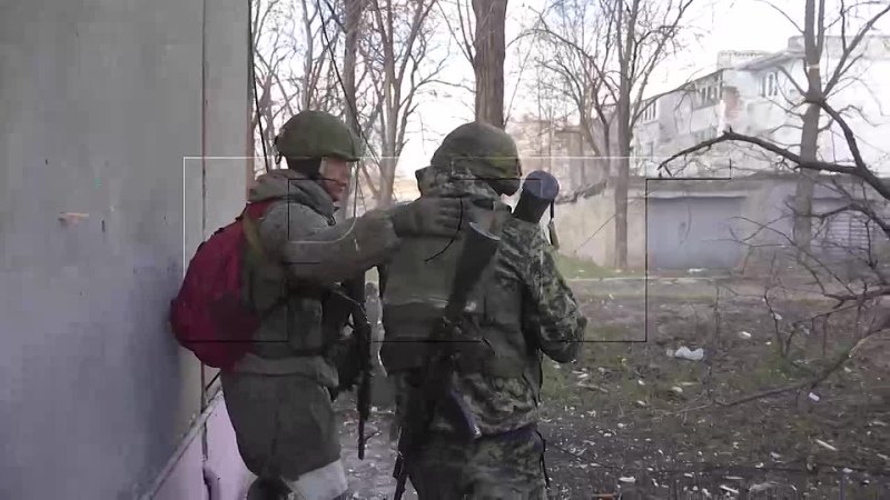 «Азовцы» из-за спин мирных жителей ведут огонь по силам ДНР и российским морпехам