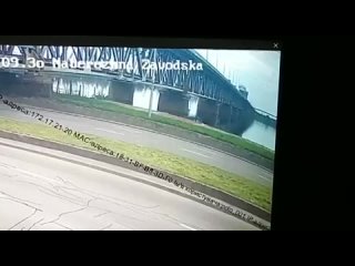 Момент попадания крылатой ракеты в автомобильно-железнодорожный мост через Днепр